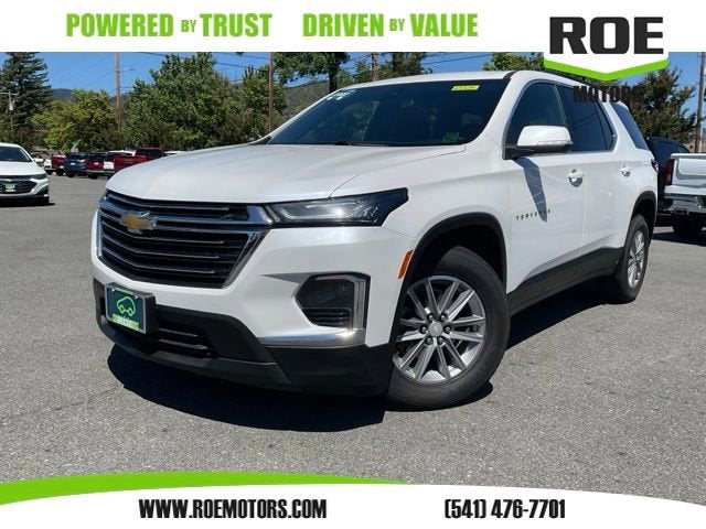 2022 Chevrolet Traverse LT Cloth in Iridescent Pearl Tricoat — front three-quarter view