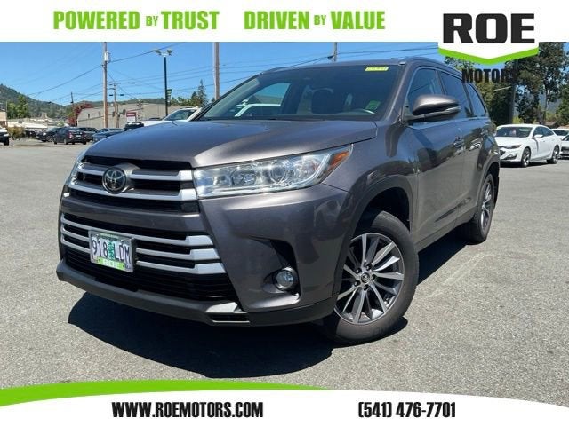 2019 Toyota Highlander XLE in Gray — front three-quarter view